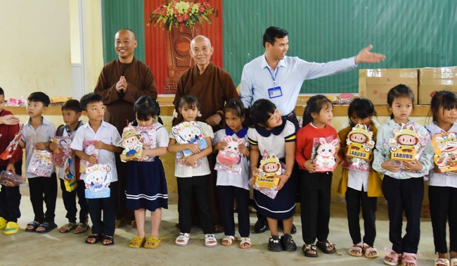 Ban Từ thiện: Tặng quà Trung Thu cho các em học sinh ở Đắk Som, Đăk Nông